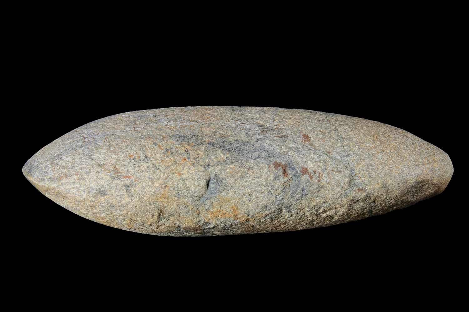 Lâmina de machado de granitoide instrumento com resquícios de picoteamento e polimento, morfologicamente semelhante a uma lâmina de machado polido. Associada a Tradição Aratu- Fase Mossâmedes. Dimensões 134x64 mm. Palmeiras de Goiás-GO